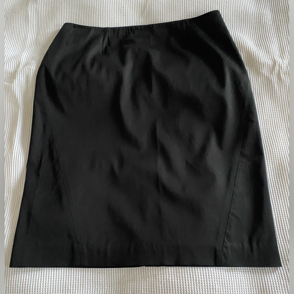 Black knee length lined pencil skirt from Alfani.